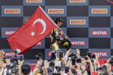 Bir ilk! Milli motosikletçi Toprak Razgatlıoğlu, dünya şampiyonu oldu