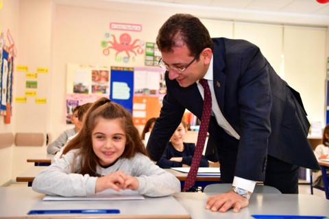 Ekrem İmamoğlu çocuklarıyla beraber karne aldı