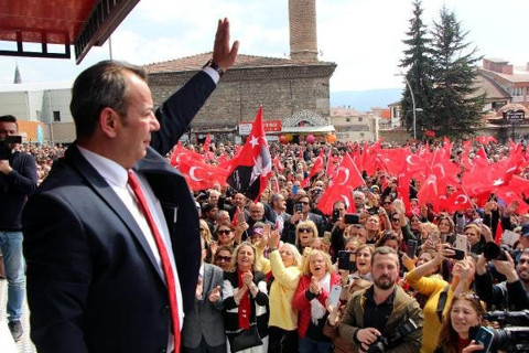 Bolu'da CHP'li Tanju Özcan, Kuran'a el basarak yemin edip göreve başladı