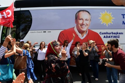 1. Meclis önünde Muharrem İnce coşkusu