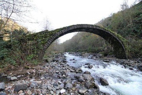 Rize'de 19'uncu yüzyıldan kalma tarihi Aşıklar Kemer Köprüsü çöktü