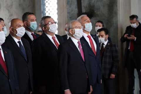 Kılıçdaroğlu ve CHP'li vekiller Atatürk'ün huzurunda