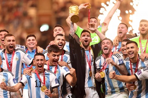 Katar emirinin Messi'ye giydirdiği kıyafetin anlamı çok başka çıktı!