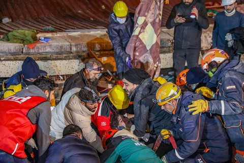Yıkılan binanın enkazından yaklaşık 20 saat sonra 2 kişi kurtarıldı