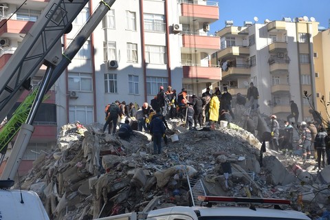 Deprem üzerinden 30 saat geçti: Tek bir yardımın gitmediği enkazlar var, yardım çağrıları yapılıyor!