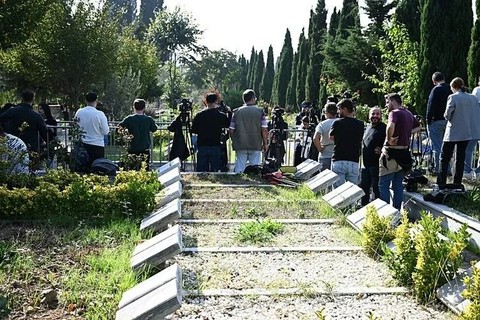 Cem Garipoğlu'nun Mezarından Çıktı, Görenler Şaşırdı: 'İlk Kez Böyle Bir Şey Gördüm'