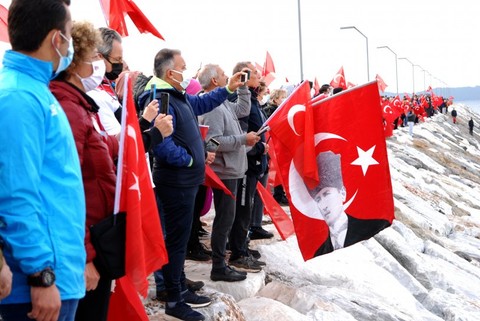 Kadıköy ve Maltepe'de 'Ata'ya saygı zinciri' oluşturuldu