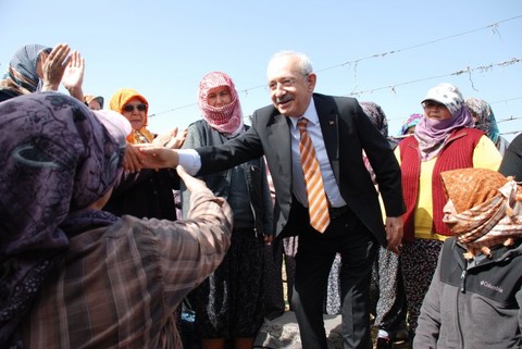 Kılıçdaroğlu kadın çiftçilerle bağda buluştu