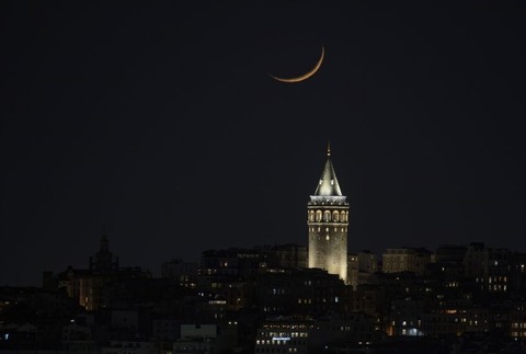 İstanbul'da hilal kartpostallık görüntüler oluşturdu