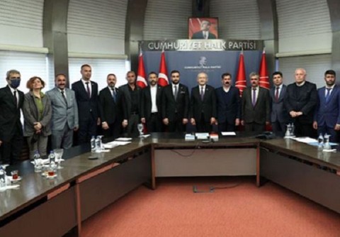 AKP'den istifa edip CHP'ye katıldı, görevden alındı!