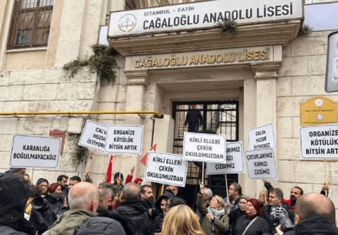 Çocuk istismarını savunan okul müdürü hakkında açılan soruşturma tamamlanmadı: Veliler tepki gösterdi