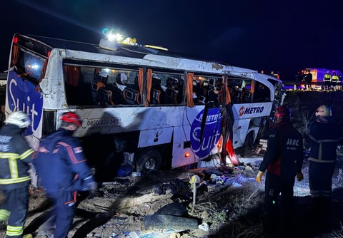 Aksaray'da yolcu otobüsü devrildi: Ölü ve yaralılar var