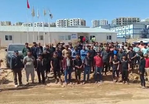 Kahramanmaraş'ta TOKİ deprem konutlarında çalışan işçiler, maaşlarını alamadıklarını belirterek iş bıraktı