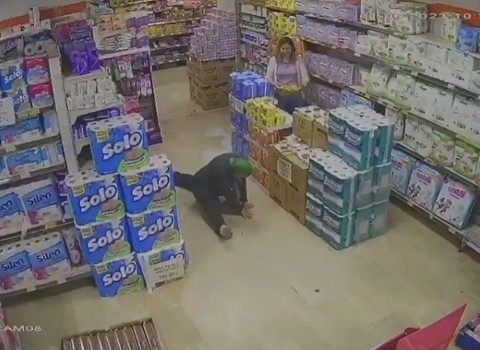 Sevdiği şarkıyı duyan yaşlı kadın bir anda markette bale yapmaya başladı!