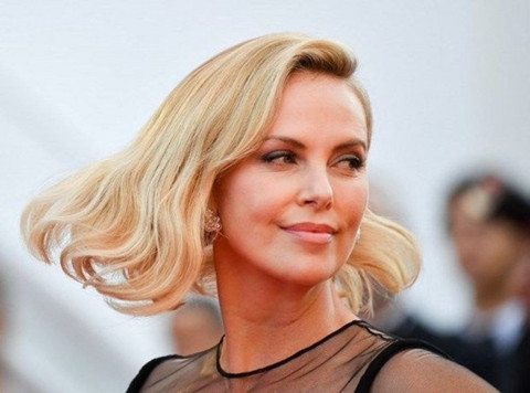 Charlize Theron: Hayatın getireceği oyunlara açığım