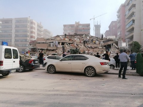 İzmir'de 6.6 büyüklüğünde deprem! Yıkılan binalar var