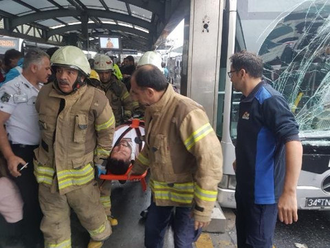 Haramidere'de metrobüs kazası: Yaralılar var