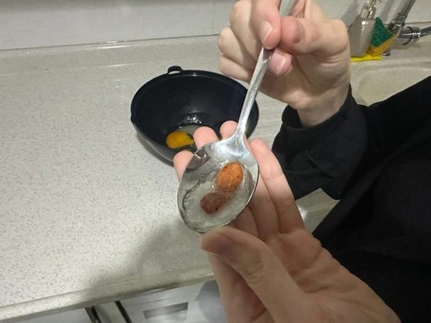 Kek yapmak istemişti; yumurtanın içinden çıkanı görünce şoke oldu
