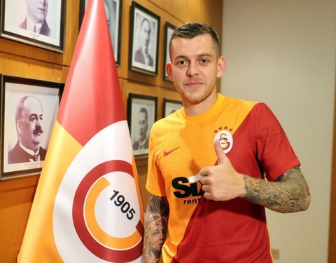 Alexandru Cicaldau'nun sevgilisi güzelliğiyle büyüledi