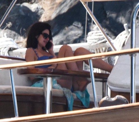 Nesrin Cavadzade'nin tatil pozlarına beğeni yağdı