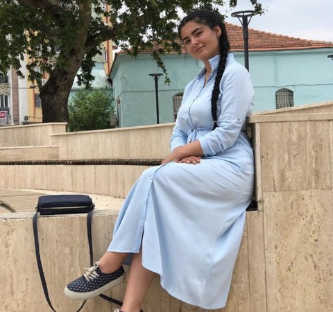 Mini elbiseli pozunu paylaşan Hanife Gürdal'ın photoshop hilesi olay oldu