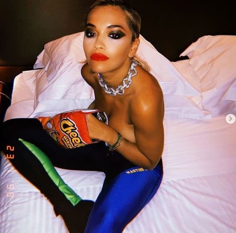 Rita Ora frikik vermemek için çok uğraştı ama...