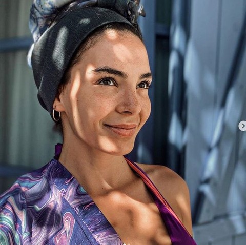 Ebru Şahin'den sıfır makyaj tatil pozu!