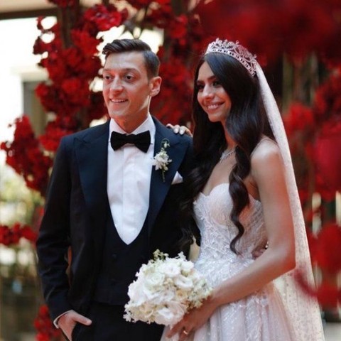 Amine Gülşe hamile! Mesut Özil baba oluyor