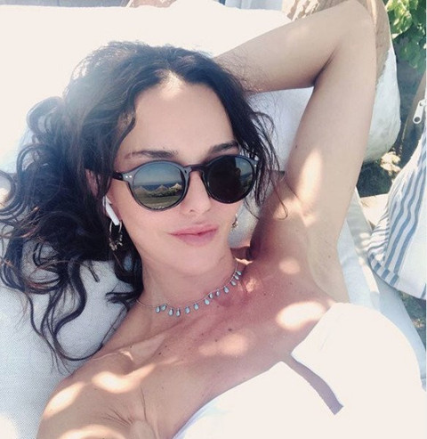 Hande Ataizi'den sevgilisi Dinç Aydoğdu ile öpücüklü aşk pozu