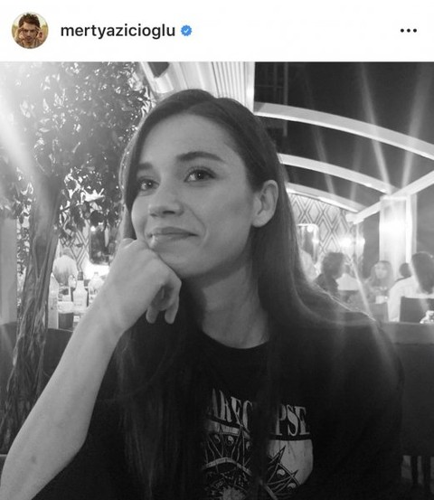 Afra Saraçoğlu ve Mert Yazıcıoğlu ikinci yıllarını böyle kutladı