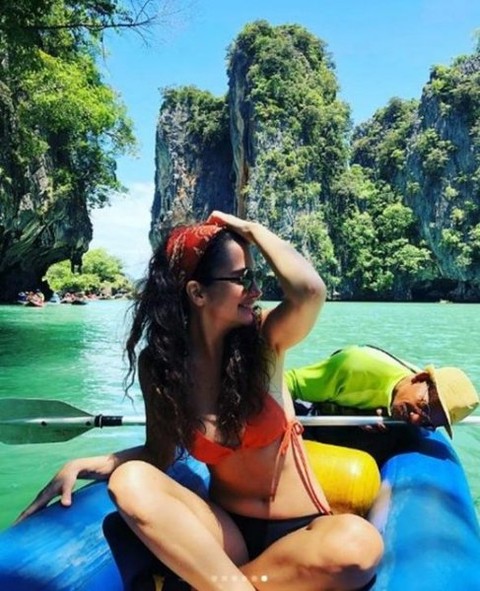Başak Dizer eşi Kıvanç Tatlıtuğ'u bırakıp tatile çıktı