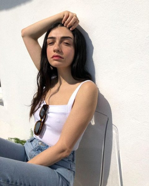 Hazar Ergüçlü'nün makyajsız pozlarına beğeni yağdı