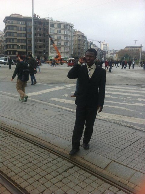 Profesörü Tinder'dan dolandıran Afrikalı öğrenci evli çıktı