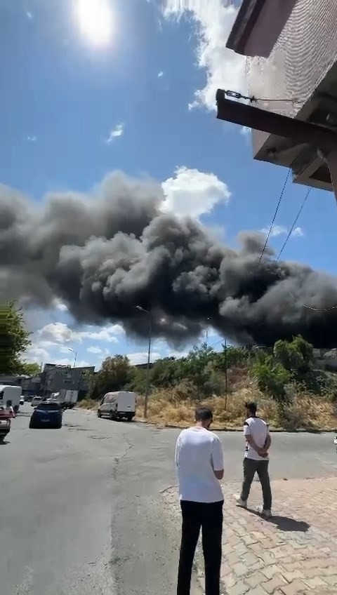 Gaziosmanpaşa'da Korkutan Yangın! Dumanlar Gökyüzünü Kapladı - Resim : 2
