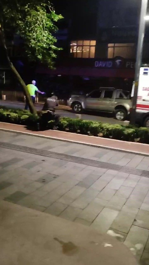 Kocaeli'de hareketli gece: Arabasını bekçilerin üzerine sürdü, polis tekerleklerini patlatarak durdurabildi!