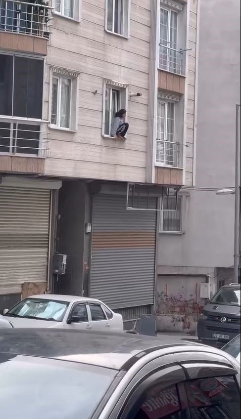 Esenyurt'ta Korku Dolu Anlar: Darbedilip Eve Kilitlenen Kadın Kendini Camdan Attı - Resim : 1