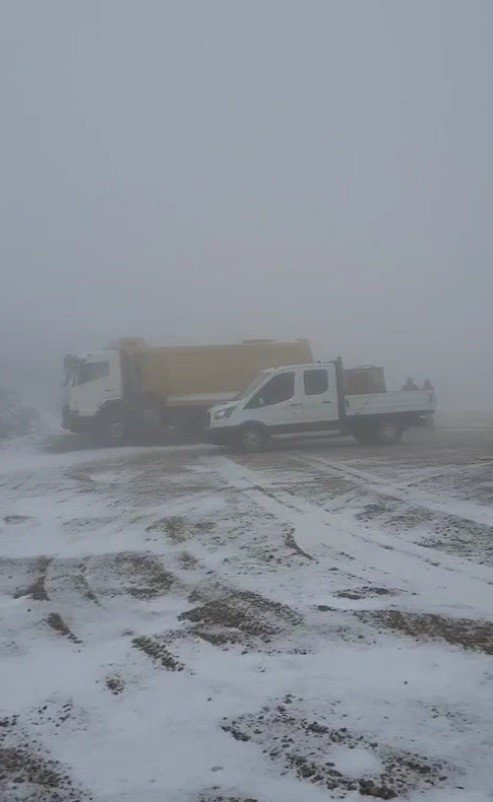 Bir Tarafta Alev Kapanı, Bir Tarafta Kar Fırtınası! Temmuzda Şaşırtan Manzara - Resim : 2