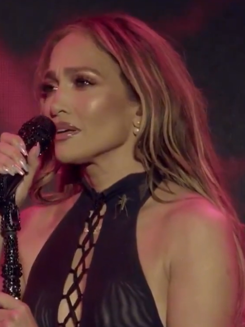 Jennifer Lopez’e Sahnede Büyük Şok! Görenler Tir Tir Titredi, O Gülüp Geçti - Resim : 1