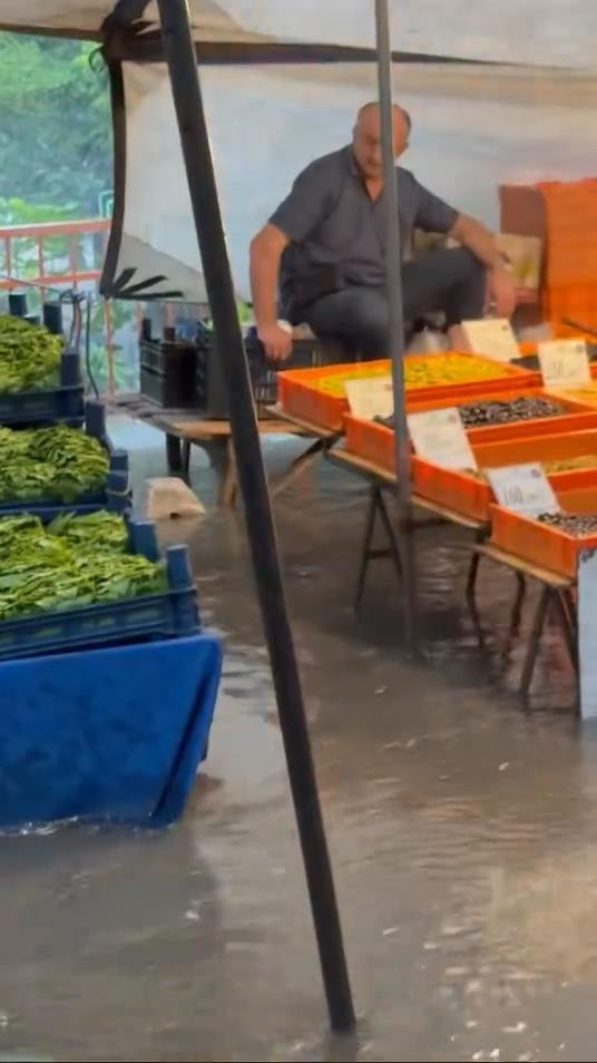 İstanbul'da Sağanak Hayatı Felç Etti! Caddeler Göle Döndü - Resim : 3