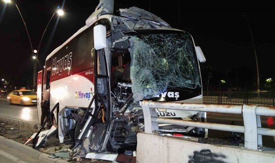 Adana’da havaalanına yolcu götüren midibüs kaza yaptı: 5 yaralı