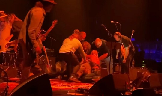 Şoke eden kavga: Ünlü grup sahnede birbirine girdi