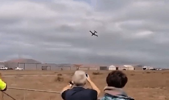 Gösteri Uçağı Bir Anda Yere Çakıldı, Eğlence Yerini Korkuya Bıraktı