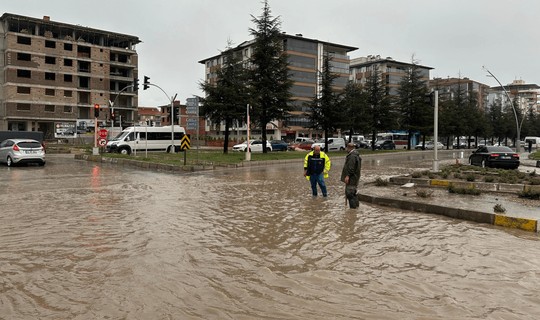 Uşak'ta Yollar Göle Döndü