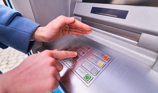 ATM'lerdeki Kırmızı Tuşun Gizli Tüyosu: Nakit Para Çekerken Dikkat!