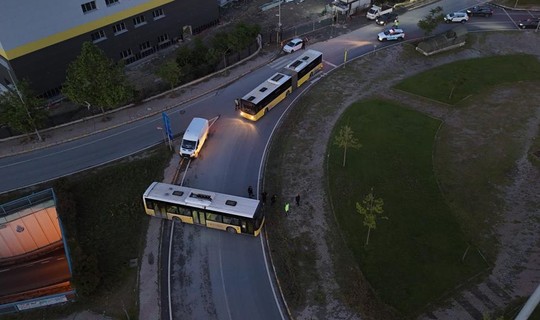 Avcılar'da İETT Otobüsleri Çarpıştı! Yol Trafiğe Kapandı
