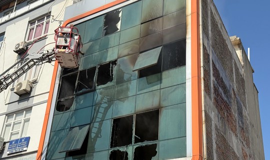Adana'da İş Merkezindeki Yangında Can Pazarı: İşçiler Pencereden Aşağı Atladı