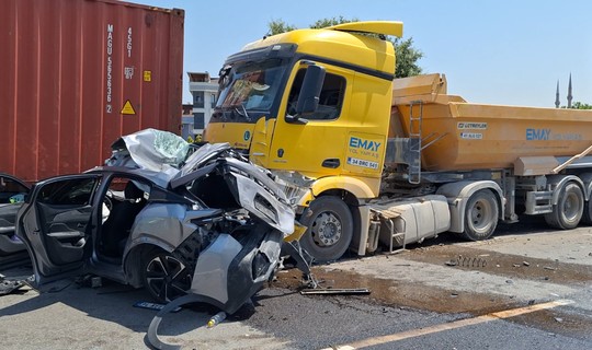 TEM Otoyolu'nda Feci Kaza: Otomobil, Tır ile Hafriyat Kamyonu Arasında Sıkıştı