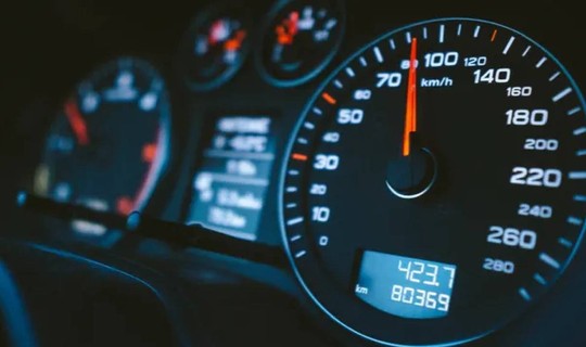 30 Yıllık Sanayi Ustası Açıkladı: 2. El Araçta Kilometre Sınırı Belli Oldu! Bu KM’yi Geçtiyse Almayın