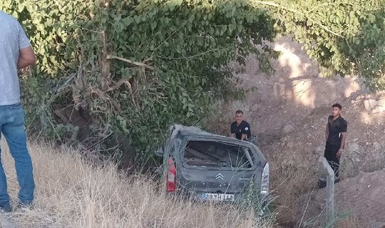 Hafif Ticari Araç Şarampole Yuvarlandı, 1 Yaralı