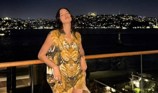 Dünyaca Ünlü Model Irina Shayk'tan İstanbul'da 'Medusa'lı Poz